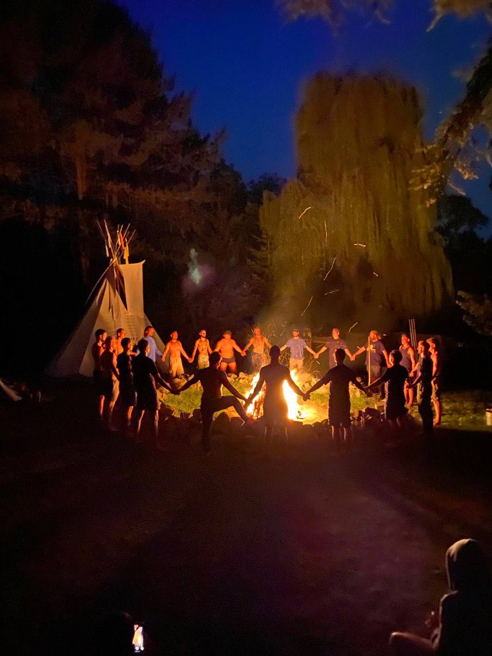 Gemeinschaft am Feuer im Zaubergarten