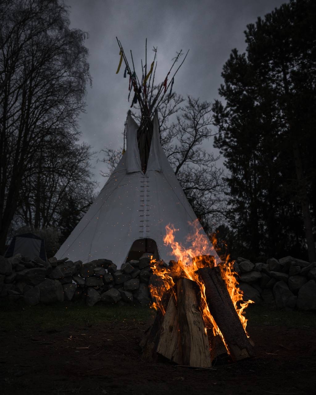 Tipi mit Feuer bei Nacht